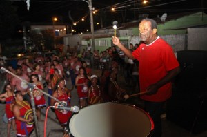Naná Vasconcelos emociona no ensaio com o Maracatu Leão de Carpina, no Ibura - Clélio Tomaz/PCR