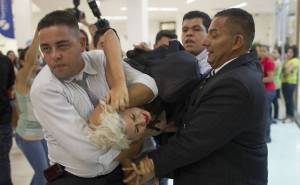 Ativistas do grupo Femen Brasil, são retiradas à força do shopping onde está instalada a Casa de Vidro do BB 13 - Fotos  capturadas na Folha UOL