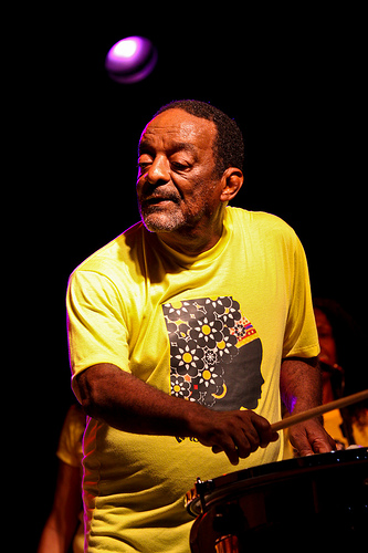 Naná Vasconcelos no primeiro ensaio na Rua da Moeda/Recife Antigo, em 18 de janeiro - Foto: Cláudio Tomaz/Divulgação PCR