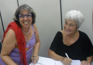 Rachel Moreno autografa o livro para Terezinha Vicente, da Ciranda.Net - Foto capturada no FB da autora