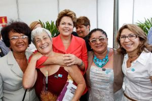 A presidenta Dilma recebe o livro de Rachel Moreno, ao lado de Sônia Lima e outras feministas de João Pessoa - Foto enviada por Sônia Lima