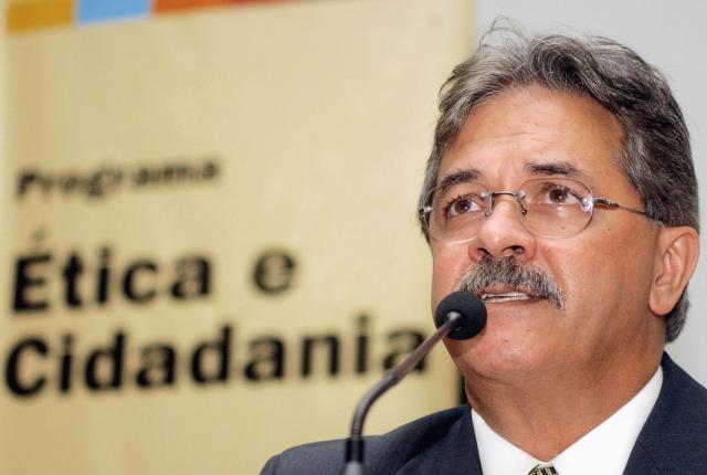 Deputado Nilmário Miranda (PT-MG), da Frente Parlamentar de Defesa dos Direitos Humanos e Minorias da Câmara - Foto capturada em: mobilizabr.ning.com