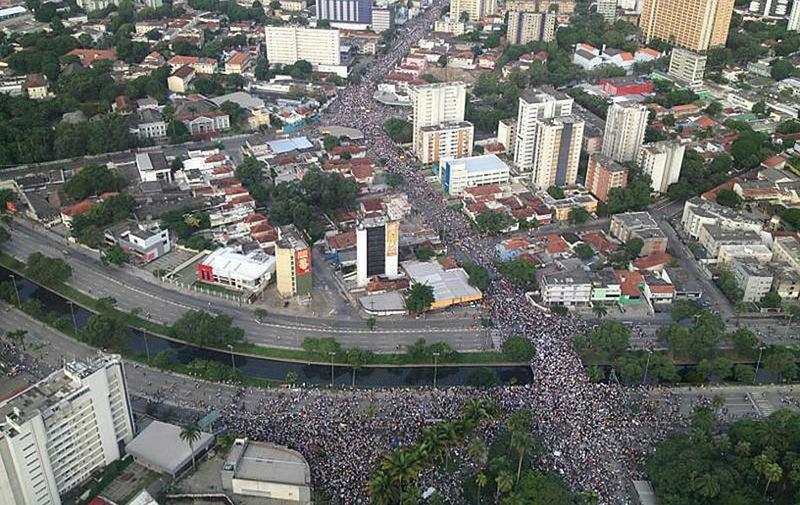 A imagem do protesto no Recife - Foto de uma certa Wanessa, capturada a partir do Twitter