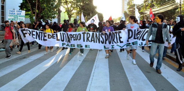 Os jovens da Frente de Luta pelo Transporte Coletivo no Recife - Foto: presente do amigo Beto Oliveira/Lumen para o blogue