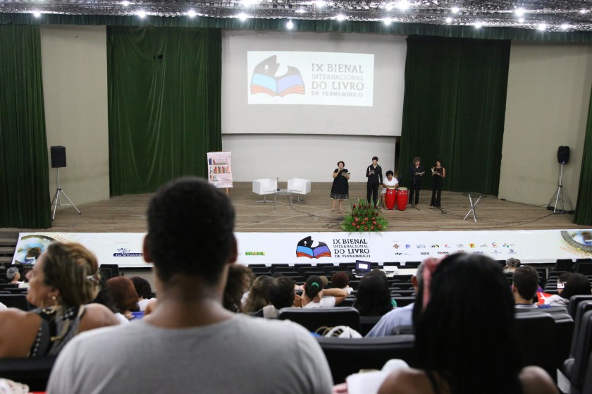 O grupo Grão de Histórias, que tem os amigos Érica Verçosa e Rodrigo Fischer no elenco, fez a abertura cultural do II Encontro de Bibliotecas Públicas PE - Foto capturada no Blog Bienaldo/IX Bienal PE