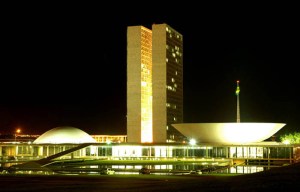 O Congresso iluminado, por fora... - Foto capturada na Internet