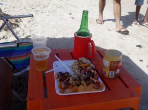 Para salivar: purê de macaxeira com alho crocante, carme de sol e calabresa aceboladas