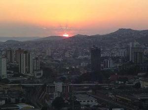 Sol nascente em Curral Del Rey