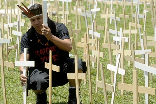 Protesto Kaiwoá-Guarani em frente ao Congresso Nacional, em 2012 -Foto:Wilson Dias/AgBR