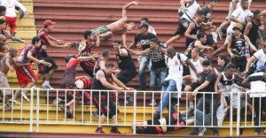 Cenas de barbárie entre as torcidas do Vasco e do Atlético-PR -Foto capturada no Blog do Juca Kfouri