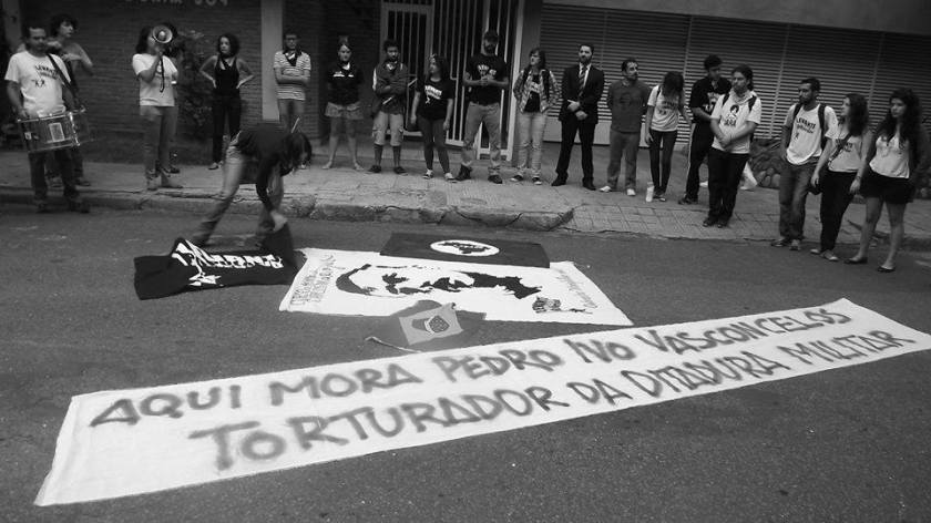 Escracho promovido em BH, neste 1º de Abril pelo Levante Popular da Juventude - Foto capturada no FB