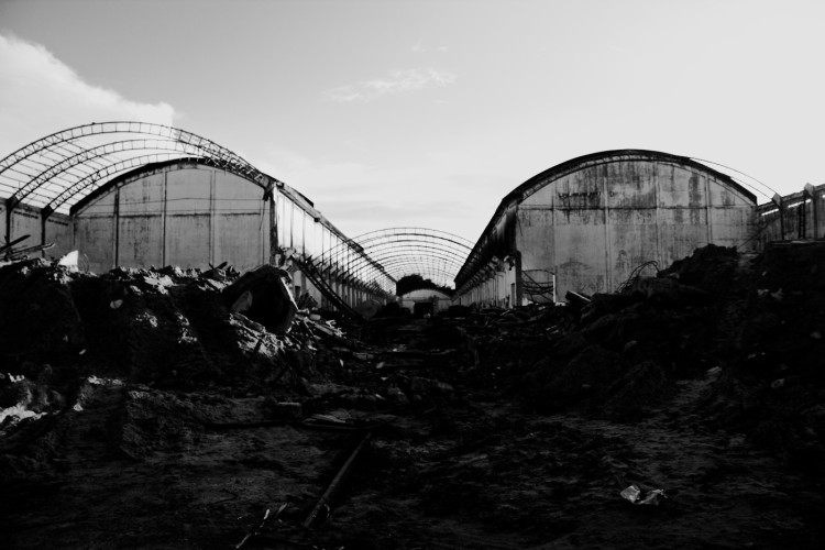Demolição dos galpões no Cais Estelita foi iniciada na calada da noite, mas embargada provisoriamente pelo Iphan, mobilizado pelos ocupantes - Foto capturada no blogue do MDU