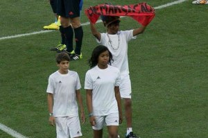 Garoto guarani e o "soluçar de dor" de sua raça - Foto capturada em Carta Capital/Luiz Pires-Comissão Guarani Yvyrupa