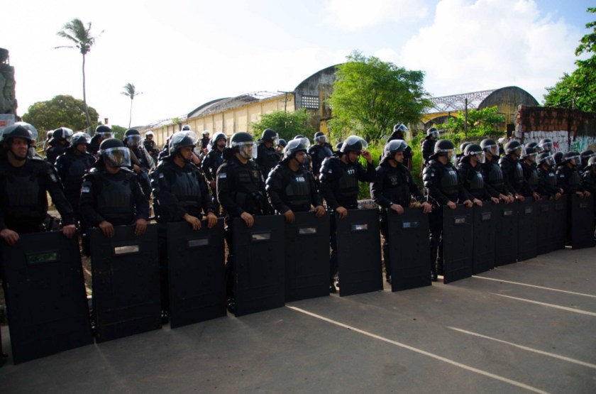 Tropa de choque para barrar qualquer ajuda aos ocupantes - Fotos: Medium.com