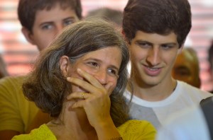 Rodeada pelos filhos, Renata ouve, e gosta, as referências a seu respeito pelo presidente do PSB durante reunião da cúpula do partido no Recife, nesta segunda - Foto: Fernando Frazão/AgBR