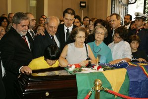 No velório do avô Miguel Arraes, com o colega ministro de Lula, Waldir Pires - Foto: Ricardo Stuckert - PR