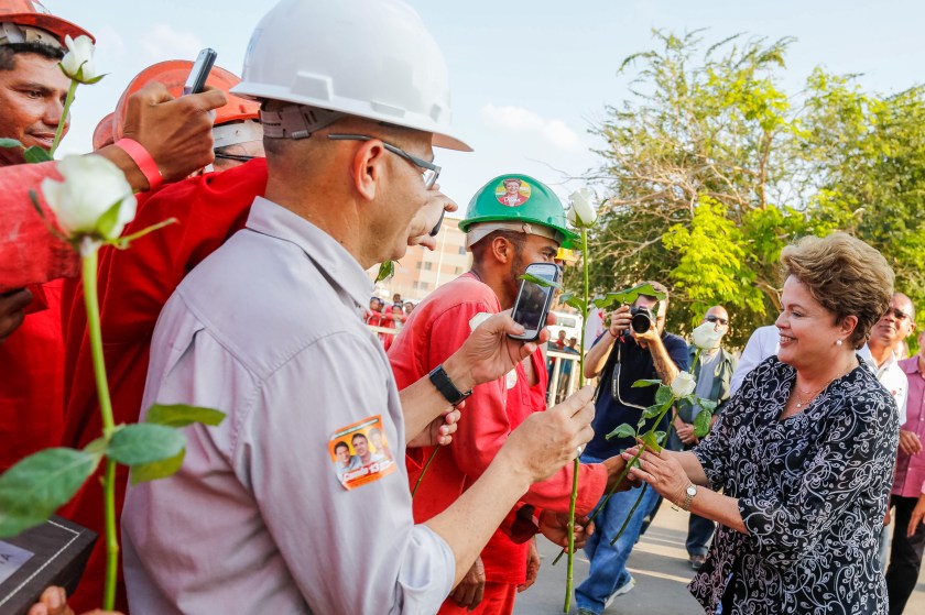 Em Fortaleza, Dilma é recebida com uma rosa no canteiro de obras do Minha Casa Minha Vida - Foto:  Ichiro Guerra/Fotos Públcas