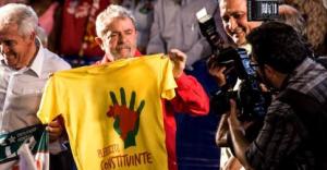 Lula com a camisa do plebiscito_ Muda mais