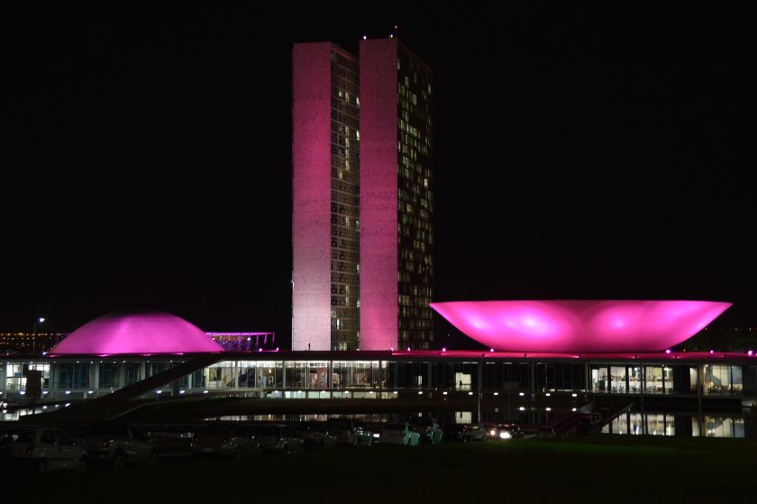O Congresso Nacional, iluminado com as cores da campanha mundial 'Outubro Rosa' sobre o câncer de mama - Foto: Valter Campanato/Agência Brasil/Fotos Públicas