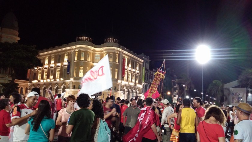 O Marco Zero reuniu milharesna tarde e noite do domingo para o desfile do bloco olindense Eu Acho É Pouco em apoio a Dilma - Foto: SE