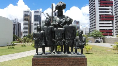 A escultura 'Retirantes' à entrada do Parque Dona Lindu, em Boa Viagem, no Recife, retrata e homenageia a família do ex-presidente, tangida de Penrambuco pela seca, no início dos anos 50. Lula é o pequeno à direita - Foto: Thiago Castro/2011
