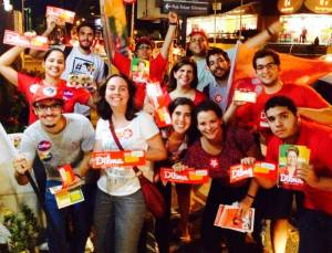 Jovens voluntários assumem a tarefa no Recife: #Dilma13Coraçao ValenteDeNovo - Foto capturada na página do evento no FB