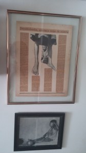 Os quadros das reminiscências da infância ainda estão na parede: a montagem reportagem sobre a fome no Vale do Jequitinhonha, presente do amigo e parceiro na empreitada, Marcelo Prates/1985 e...