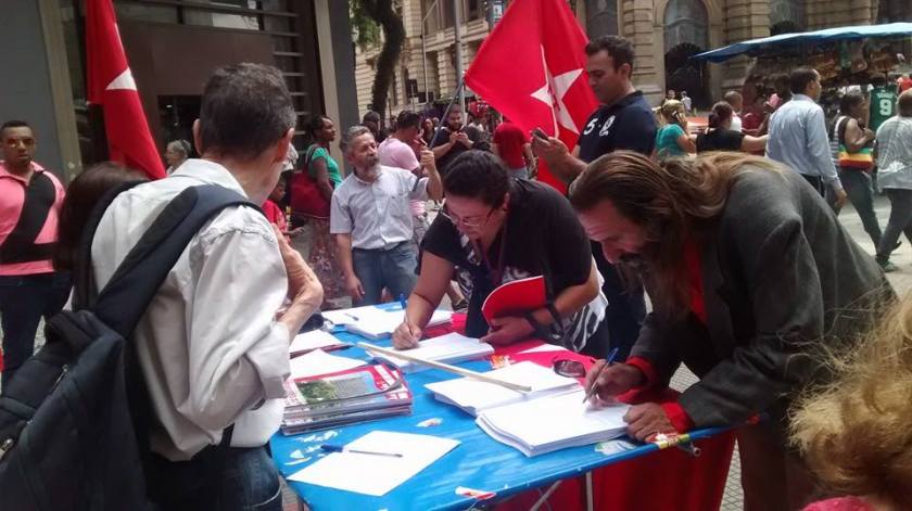 Em São Paulo, a coleta de assinaturas se deu na Praça Ramos - Foto: evento PT/FB