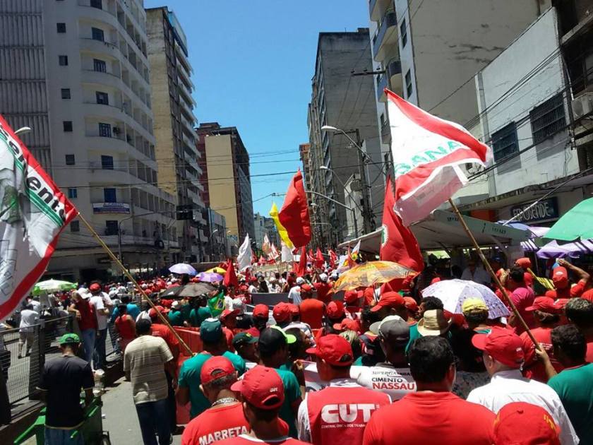 No Recife, perto de 3 mil trabalhadores foram às ruas logo de manhã - 