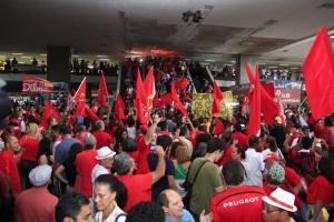 Em Brasília, a rodoviária urbana ficou pequenapara os manifestantes - Foto: Mídia Ninja/FB