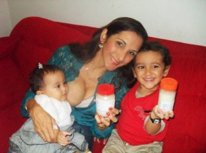 Michele com as crianças mais novas, e a benção do aleitamento solidário - Foto capturada no FB 