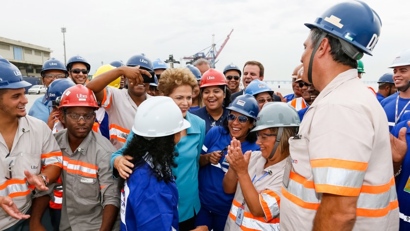 A presidenta Dilma em meio às trabalhadores e os trabalhadores do Porto do Futuro, no Rio de Janeiro,  onde entregou obras de expansão nos terminais privados, na manhã desta quinta - Foto: Roberto Stuckert Filho/PR/Fotos Públicas
