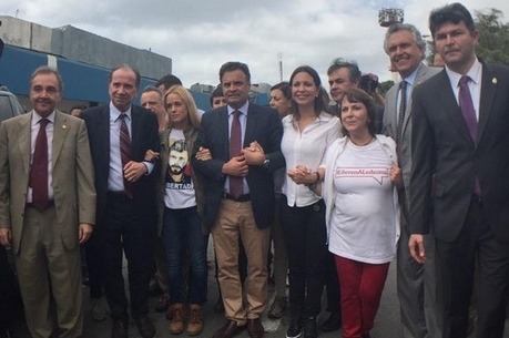 Aécio e comitiva - Foto: reprodução do Twitter