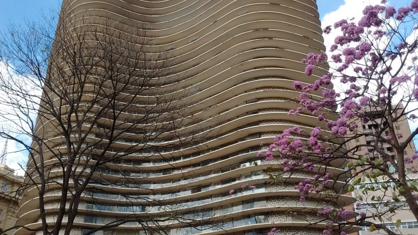 Neste prédio, traçado por Niemeyer, na Praça da Liberdade, morou Tancredo Neves - Foto: SE/Jul 2015