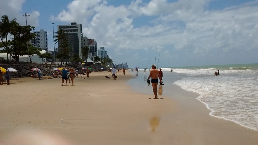No trecho mais tranquilo da praia fica o Parque Dona Lindu, com teatro, galeria e área para prática esportiva e lazer e família - Fotos: SE
