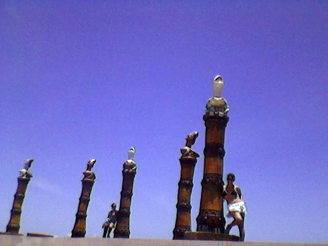 E meio às Ninfas de Brennand no Parque das Esculturas - entre o mar e o estuário do Recife - Marco Zero - Foto: SEsteliam/2007
