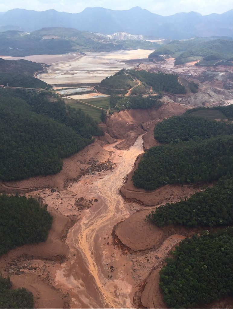 06/11/2015 - Barragem de mineradora se rompe em região de Mariana (MG)- Distrito Bento Rodrigues (Mariana). Imagens desta tarde. Foto: Corpo de Bombeiros