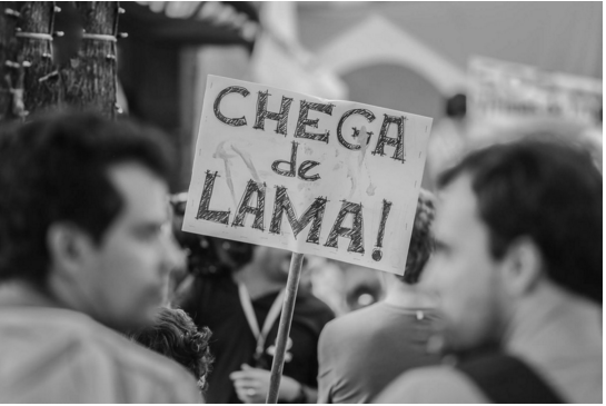 Cartaz em manifestação na capital mineira, nesta terça - Isis Mendeiros/Brasil de Fato
