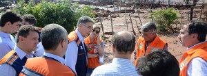 Pimentel e o ministro Gilbetto Occhi, da Integração Nacional, em visita à área atingida - Foto: Veronic Manevy-ImprensaMG