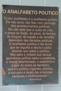 A íntegra do texto de Brecht no poster, habita o banheiro aqui de casa, faz tempo...