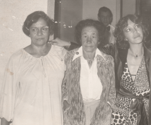 Com mamãe e Euzinha, na festa da minha formatura em Jornalismo, 1979