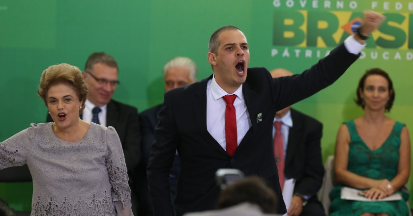 A presidenta se une ao entusiasmo do convidado e ao coro de vozes: Não Vai ter golpe - Foto: Lula Marques/ Agência PT/Fotos Públicas