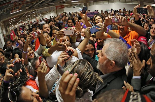 Lula é cercado pela militância após o depoimento em Congonhas -Foto capturada no Sul21