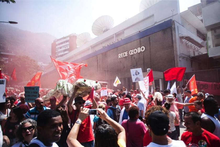 #DesligaOGolpe, #OcupeaRedeEsgoto, palavras de ordem da manifestação de domingo em frente à Globo, no Rio - Foto: Mídia Ninja