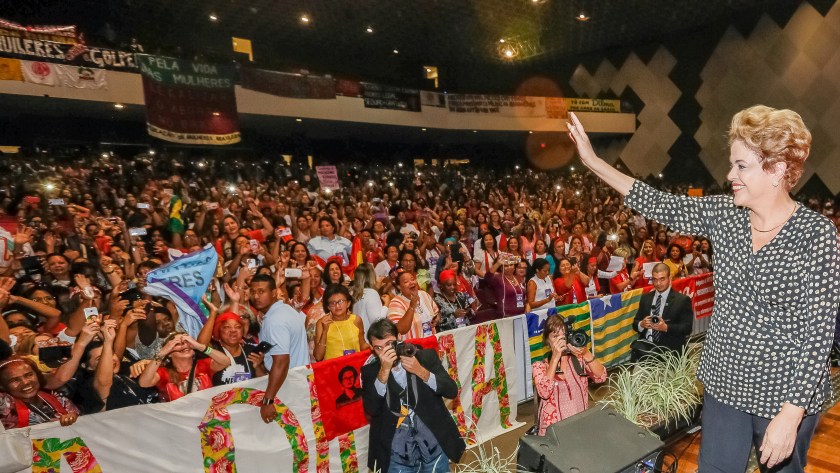 A presidenta Dilma foi recebida com afagos e palavra de ordens de apoio pelas mulheres - Foto: Roberto Stuckert Filho/PR/Fotos Públicas