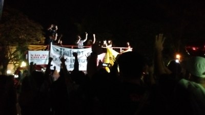 Tico Santa Cruz, em Beagá, lembra Cazuza:"Vamos pedir piedade, senhor, piedade,para essa gente golpista e covarde..."