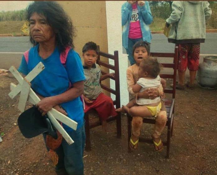 despejo indigenas guarani kaiowa_cacique Damiama e crianças_JL_n