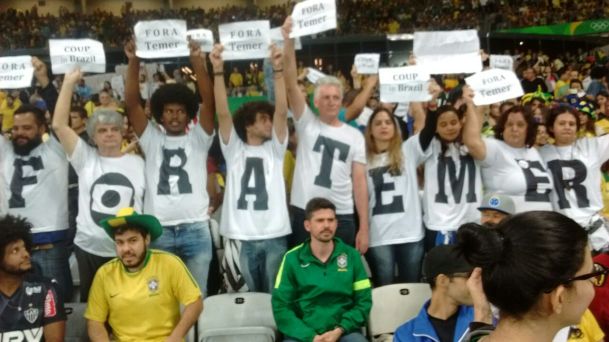 No Mineirão, sexta-feira, 12 de agosto de 2016. Em campo, as seleções femininas do Brasil e da Austrália. Foto capturada no sítio da CUT-MG