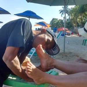 Edmar, relações públicas da praia, às vezes se atreve ... - Foto: SEsteliam