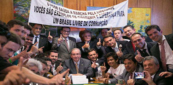 A foto da vergonha- maio de 2015: Cunha cercado pelos asseclas que ontem o degolaram - capturada no Tijolaço